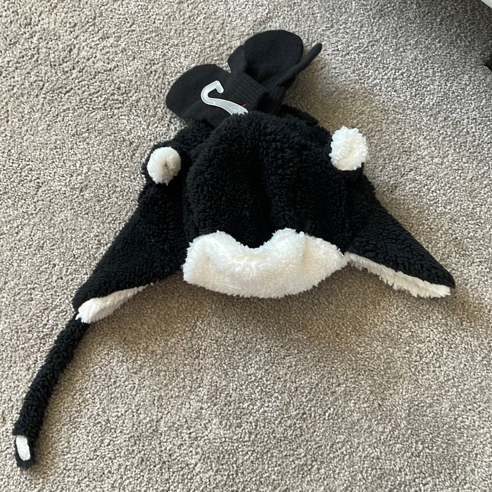 Soft hat and mitten set. Size 2t-5t. Cat and Jack. NWT.